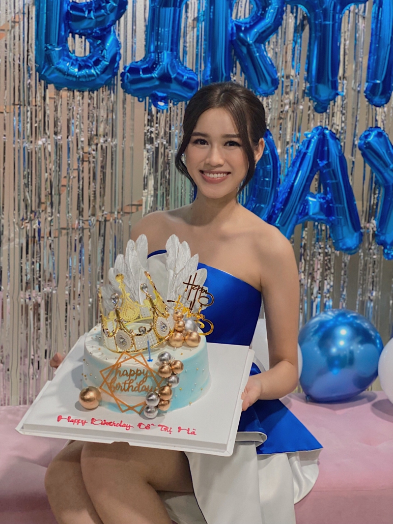 Hoa hậu Tiểu Vy “lột” trang sức hàng hiệu tặng sinh nhật Đỗ Hà  - Ảnh 1